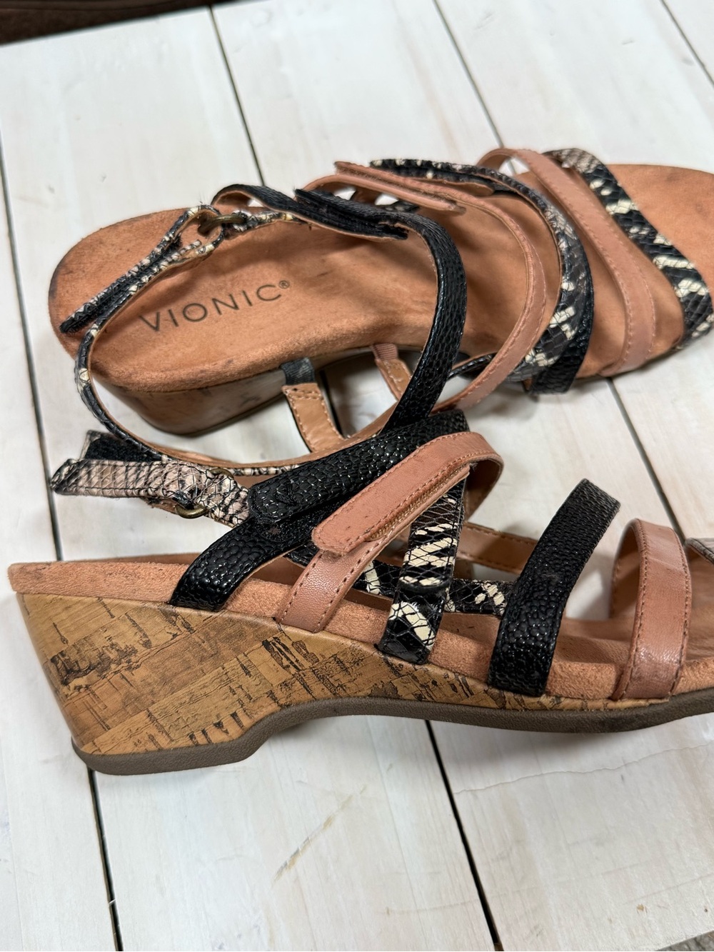 VIONIC Women’s Strappy Wedge Sandals Size 8 - Picture 3 of 6